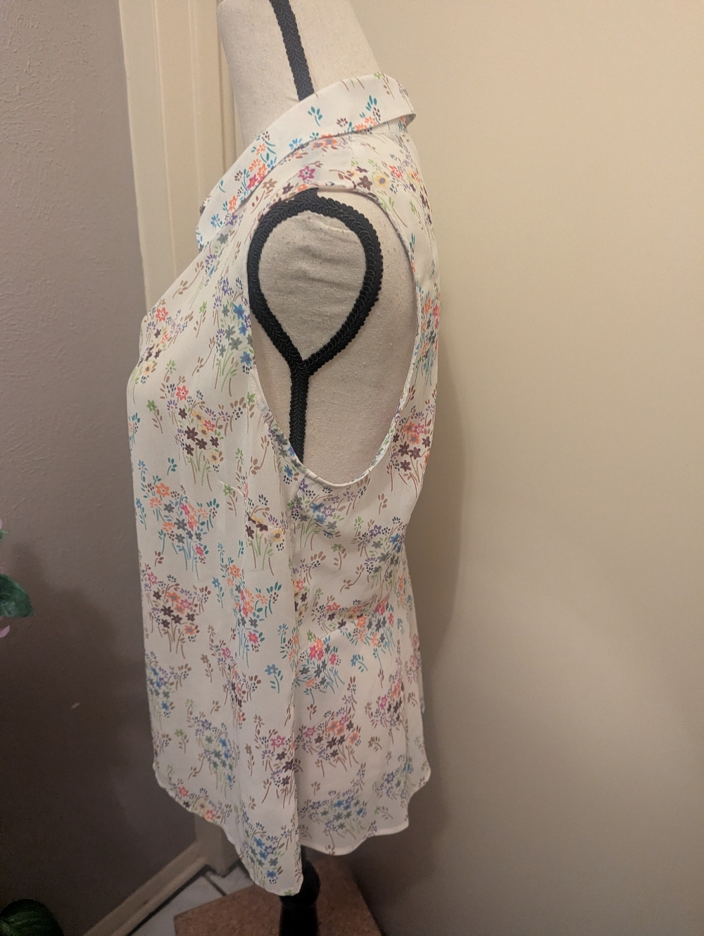 CAbi sleeveless Floral Collared Women’s Top - Ivory - Picture 3 of 5